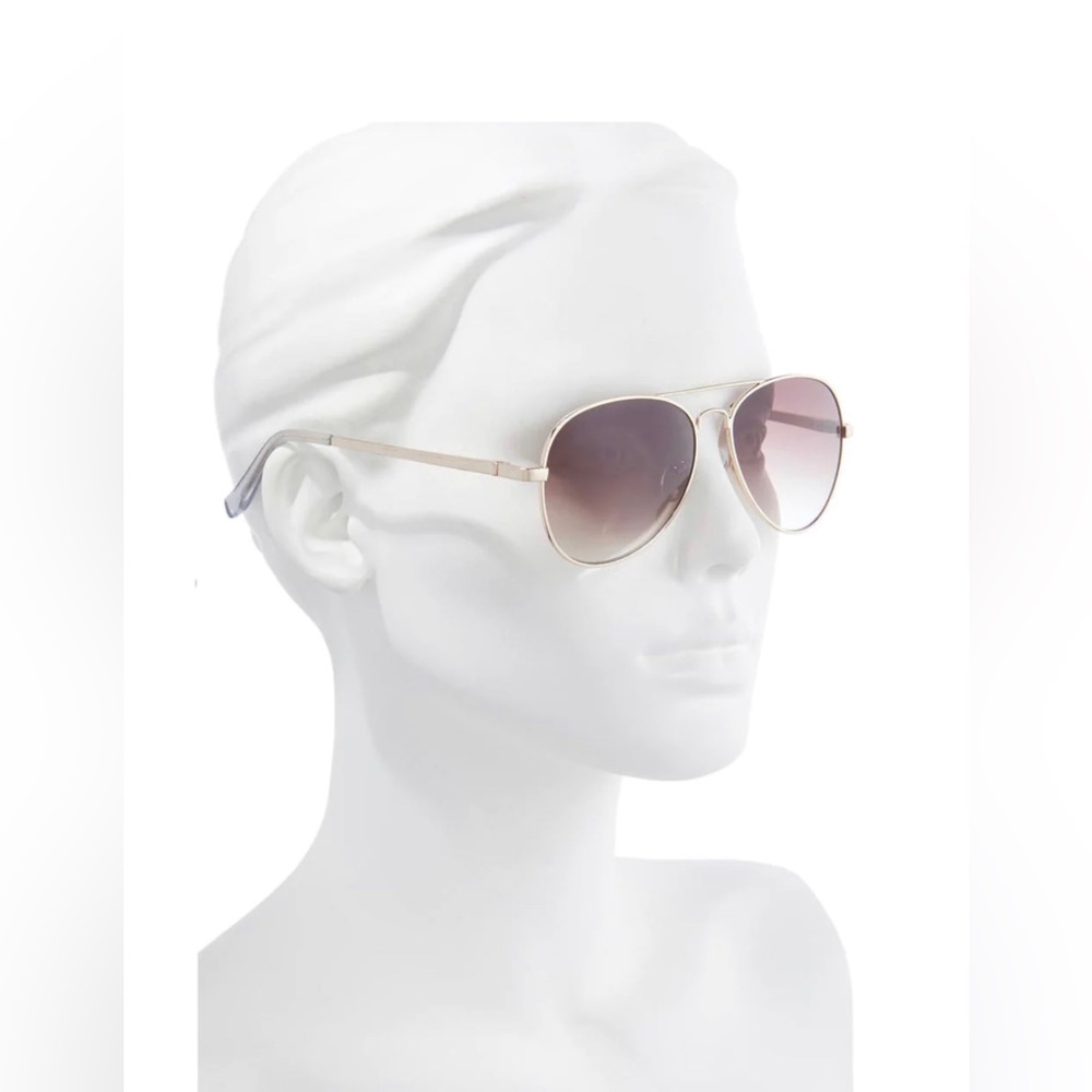 Aviator HIGH QUALITY sunglasses with gradient lens.
